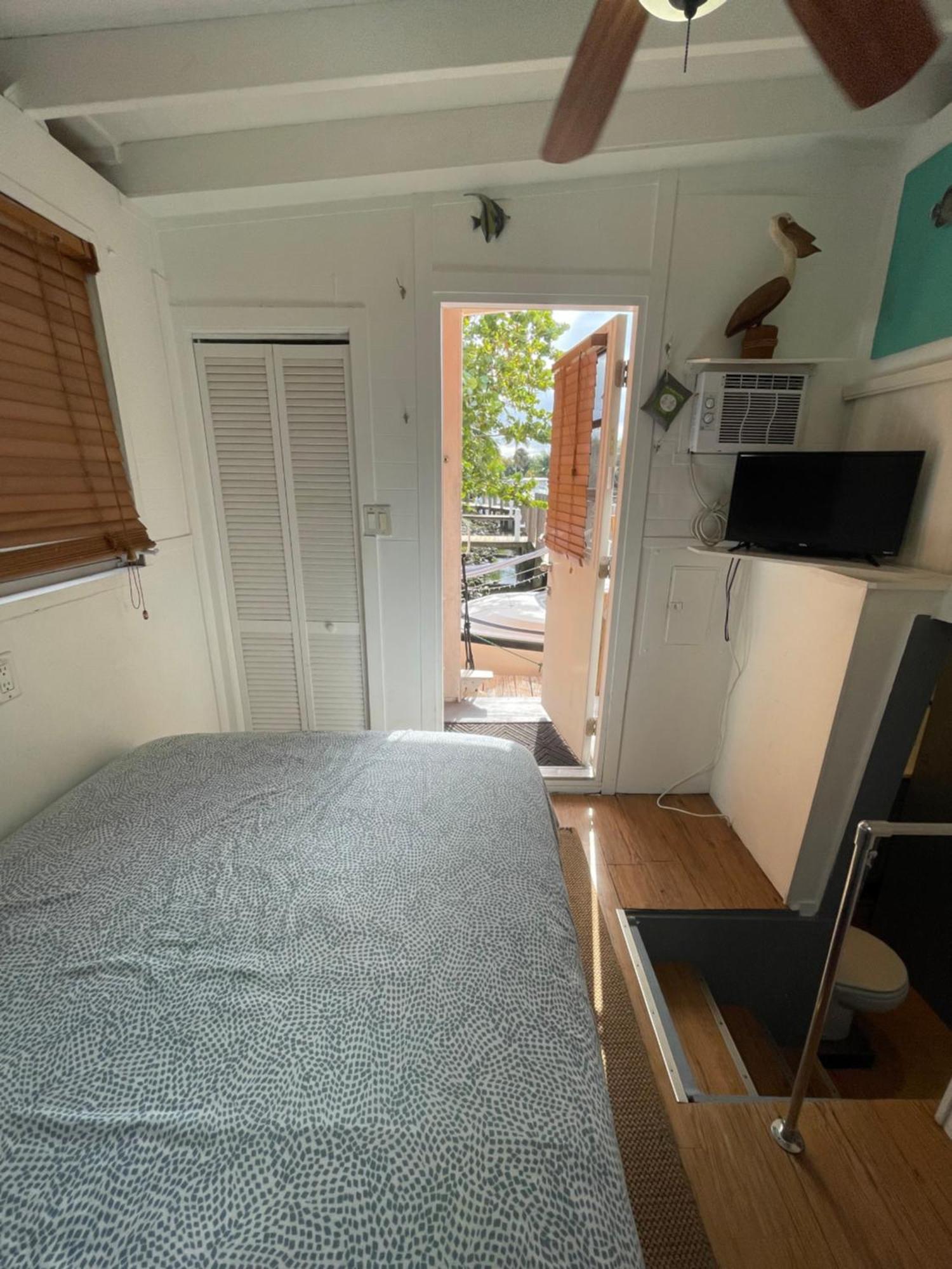 Updated Houseboat On The River! 포트 로더데일 외부 사진